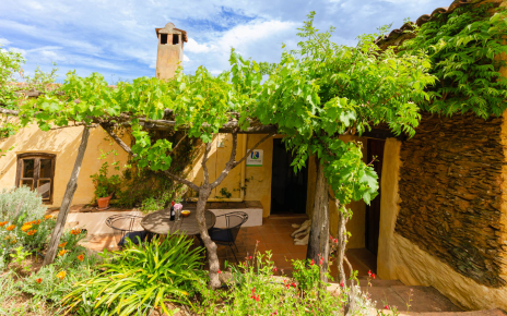 Entrada principal con patio y sombra